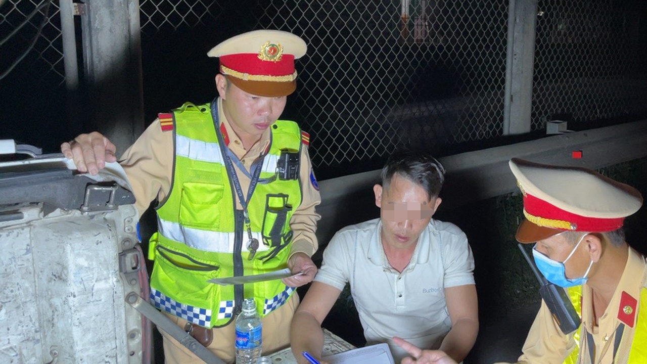 Nhieu tai xe dung ma tuy bi canh sat chan tren cao toc hinh anh