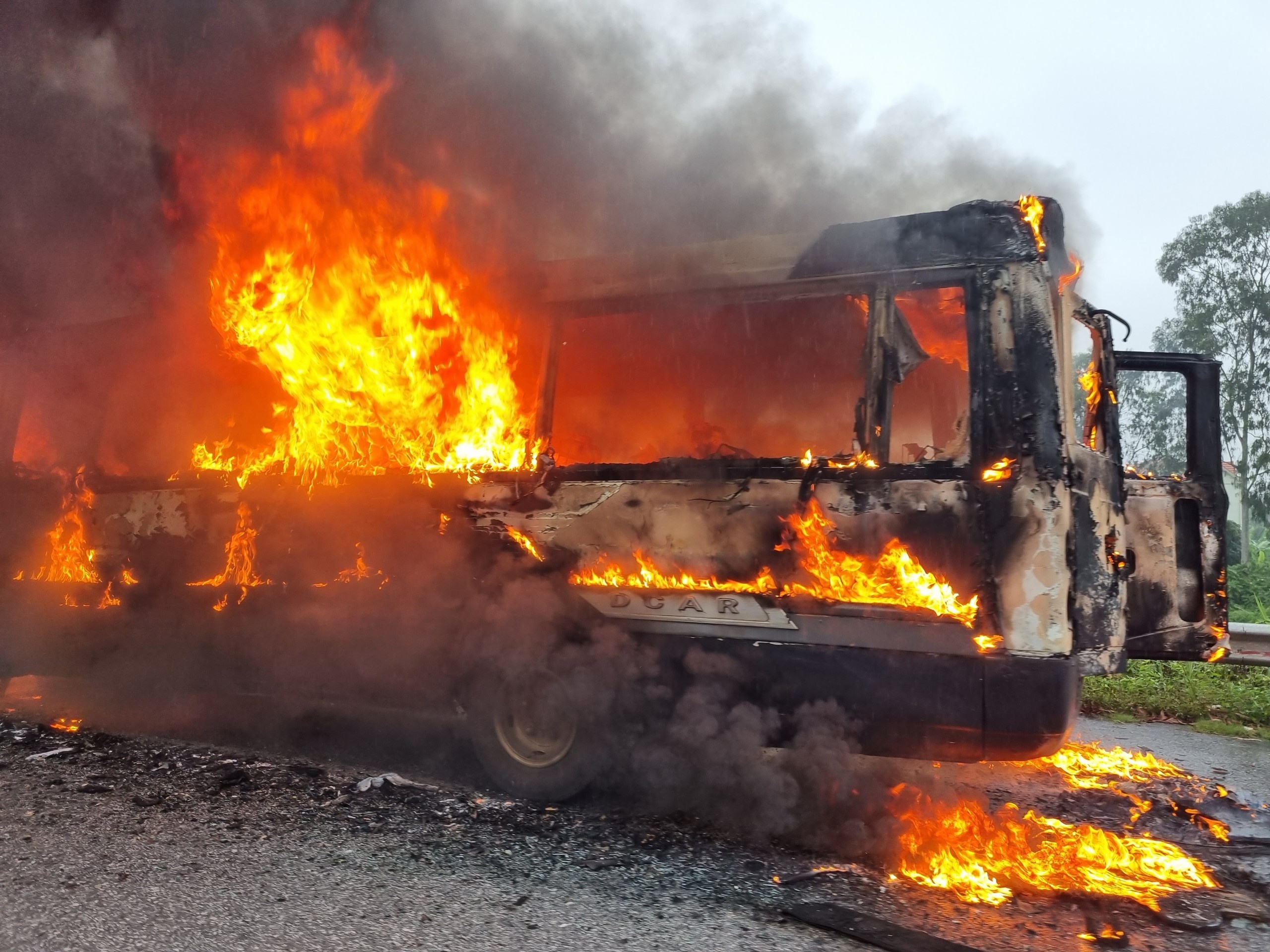 Xe khach limousine boc chay ngun ngut tren cao toc hinh anh