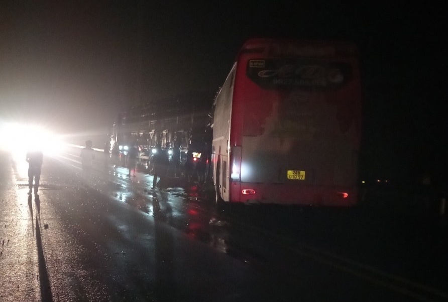 Xe khach tong oto tai tren cao toc, 2 nguoi chet, 5 nguoi bi thuong hinh anh