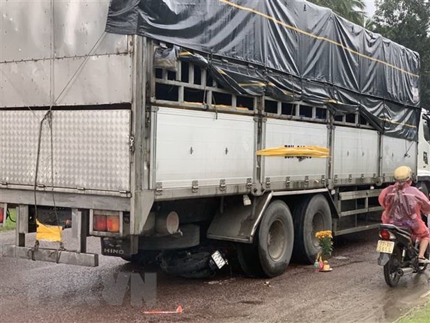 Xe tai lui can chet 3 me con co con han kiem dinh? hinh anh