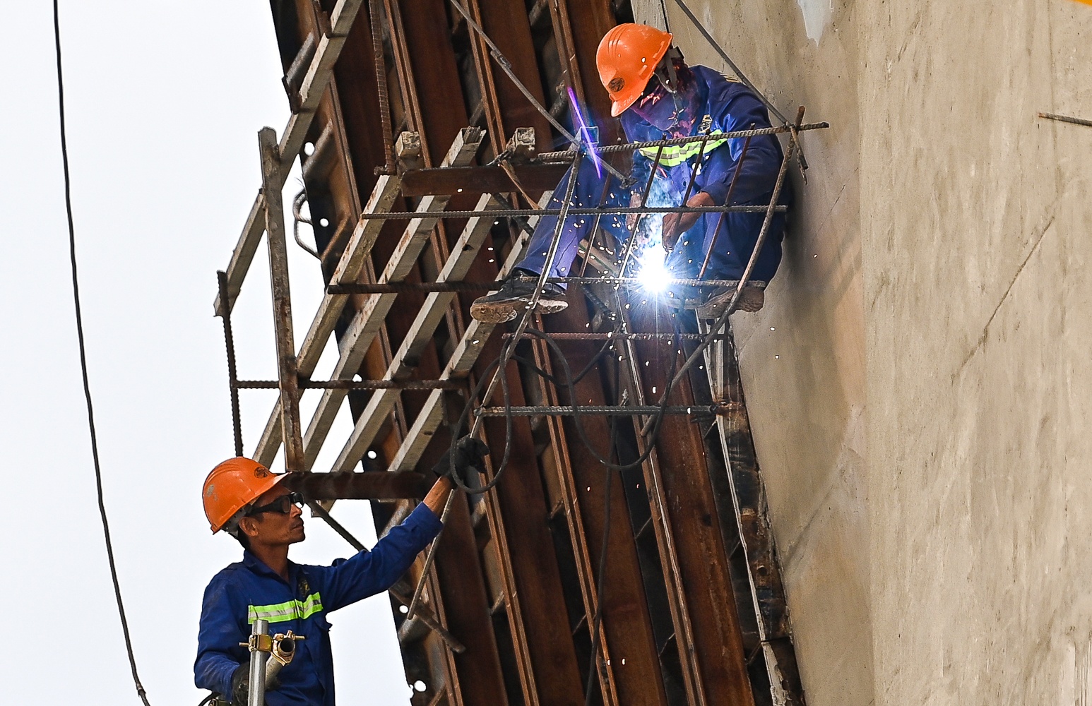 Tien do cau vinh tuy anh 9