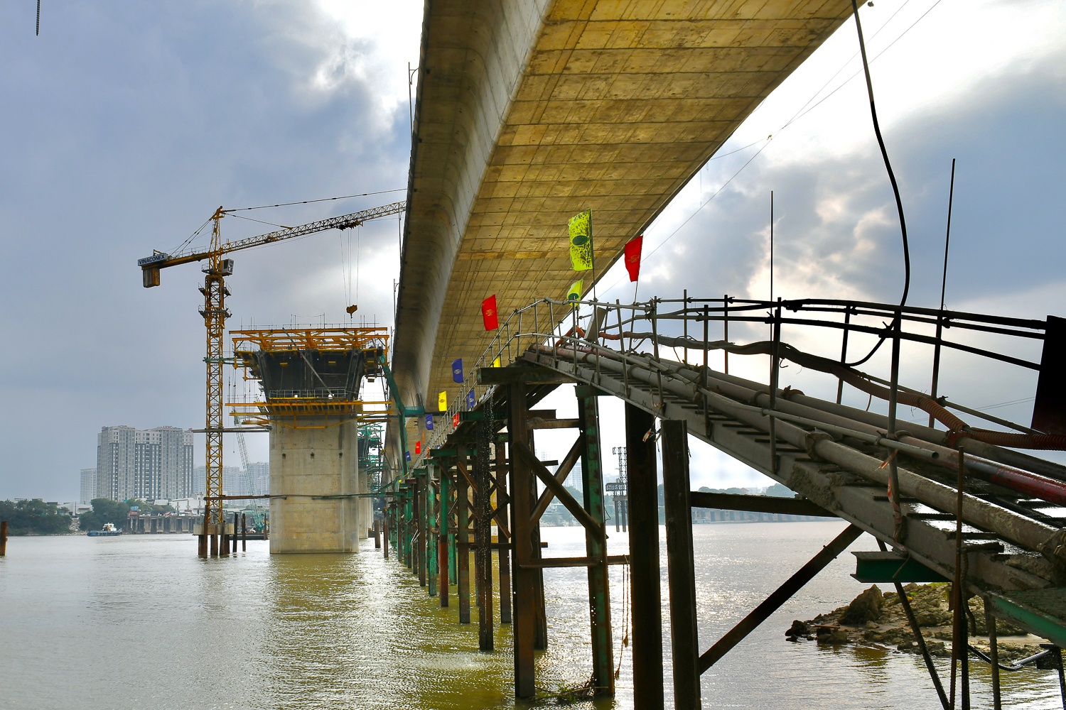 Tien do cau vinh tuy anh 8