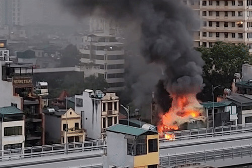 Hai can nha boc chay ngun ngut o Ha Noi hinh anh