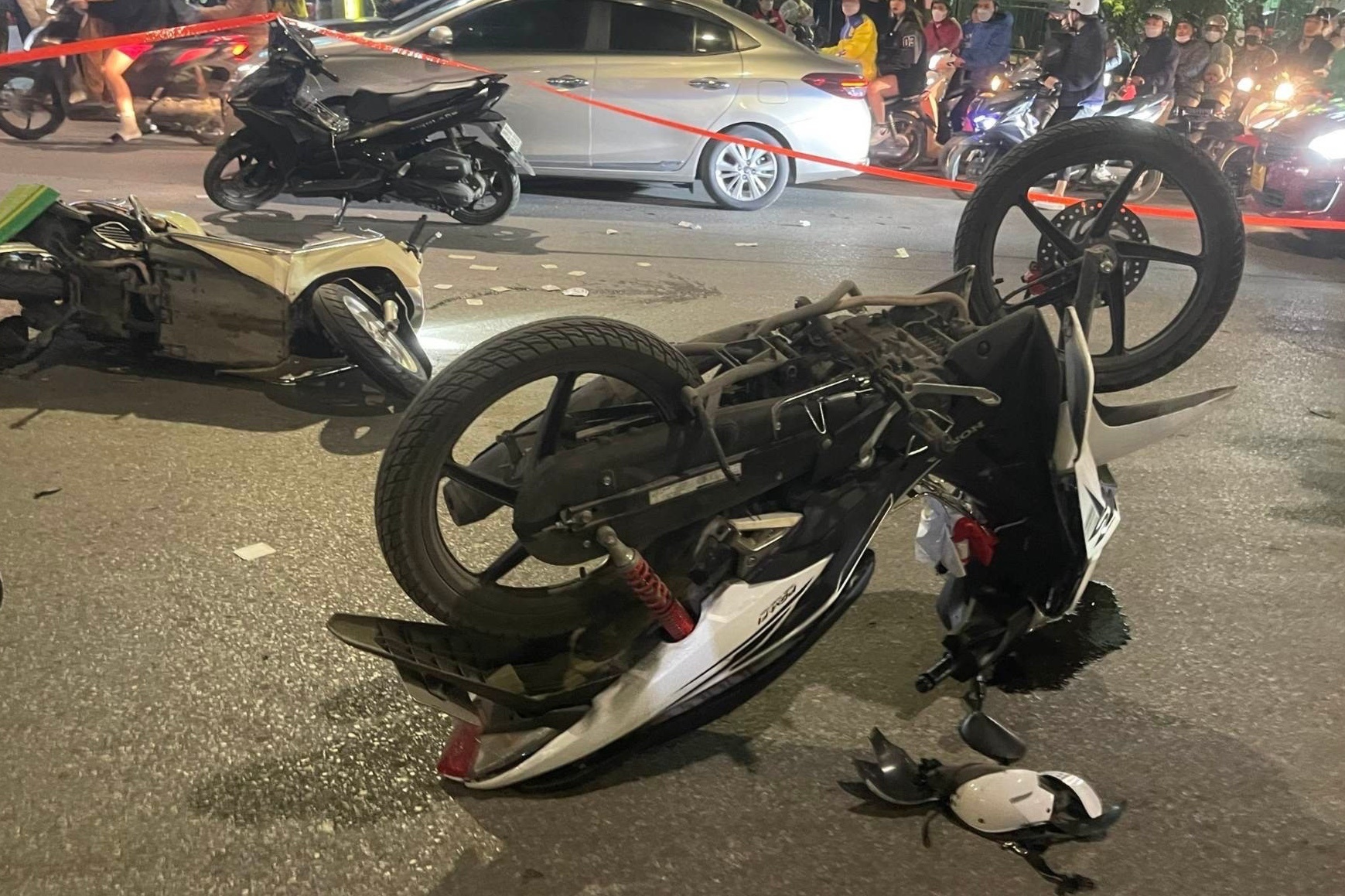 2 xe may va cham giua pho, mot nguoi tu vong hinh anh