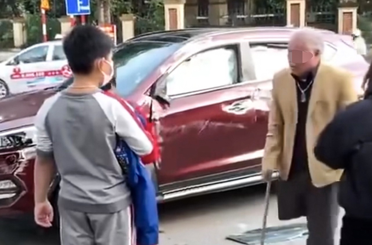 Lam ro vu nguoi khuyet tat lai oto gay tai nan hinh anh