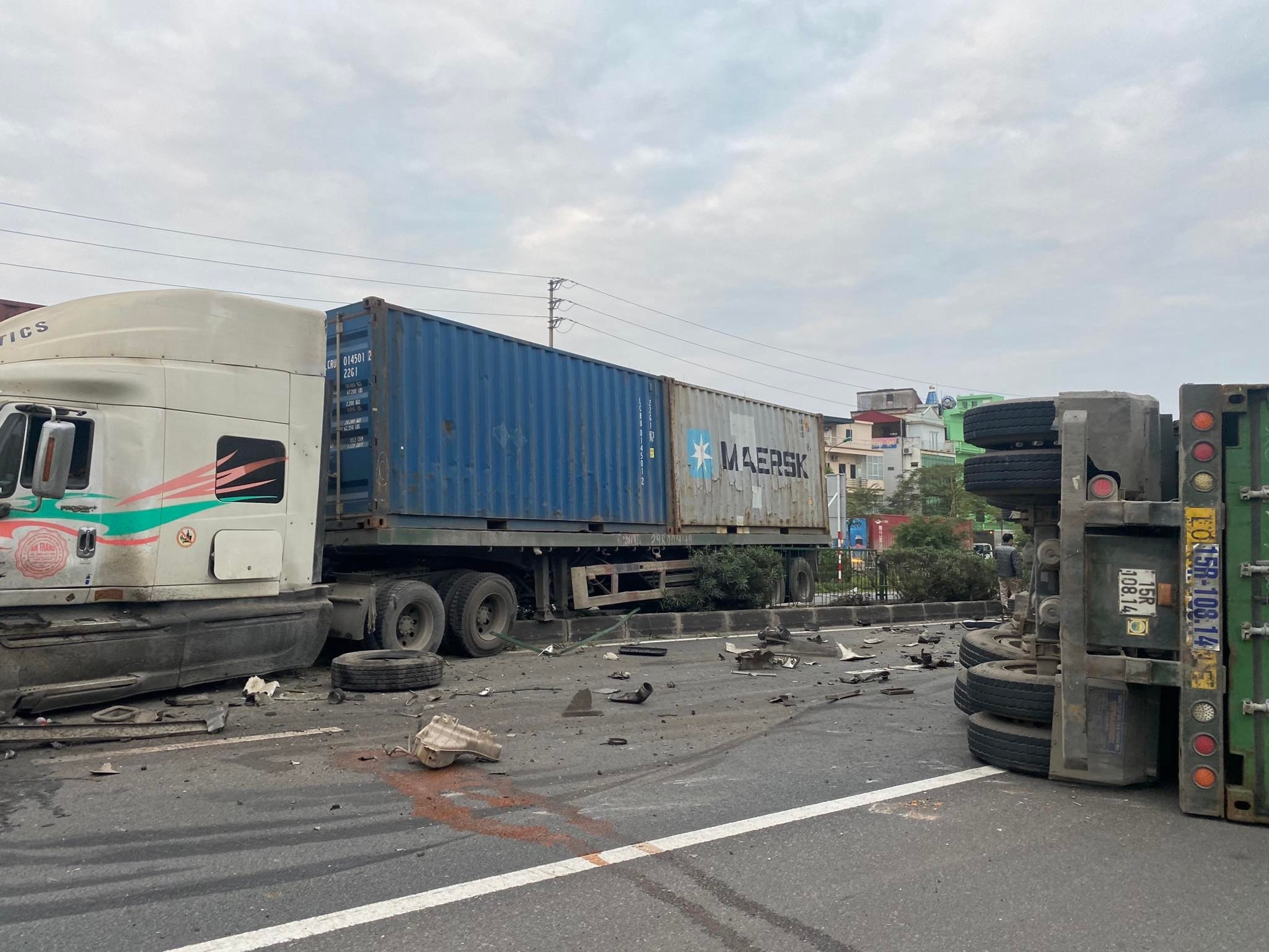 5 oto va cham lien hoan tren quoc lo, 3 nguoi thuong vong hinh anh