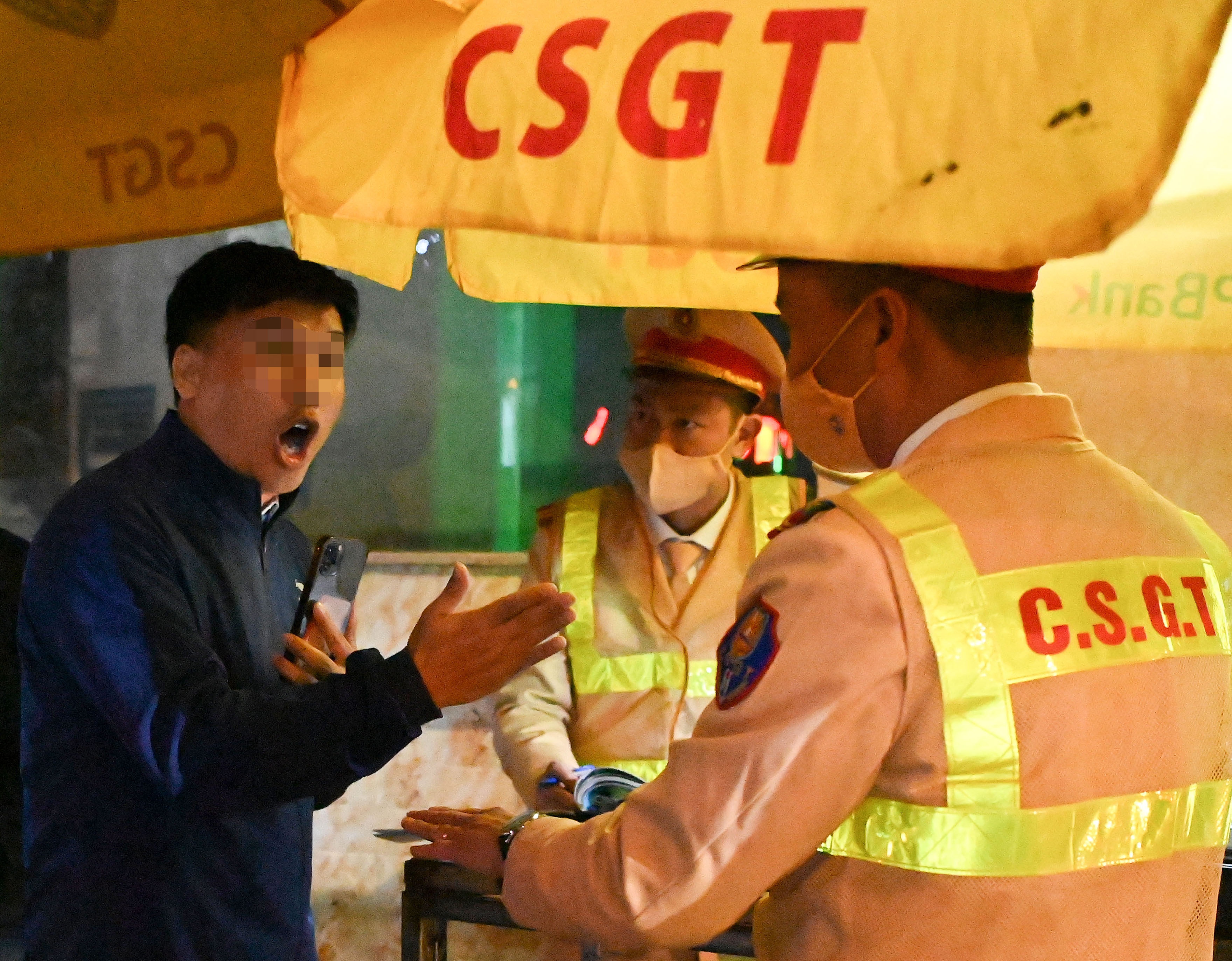 Vi pham nong do con, tai xe Mercedes lao vao xo day canh sat hinh anh