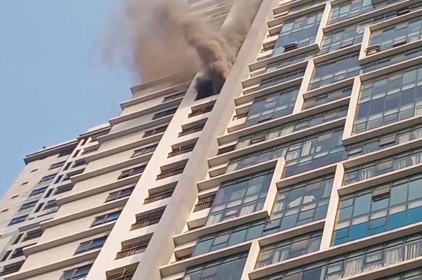 Nguoi dan ong say ruou dot can ho o GoldMark City hinh anh