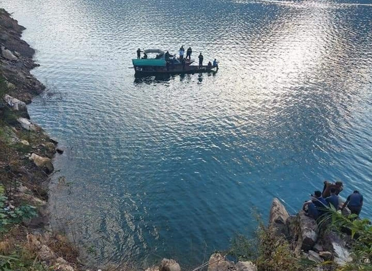 Oto lao xuong Song Da, mot nguoi dan ong mat tich hinh anh