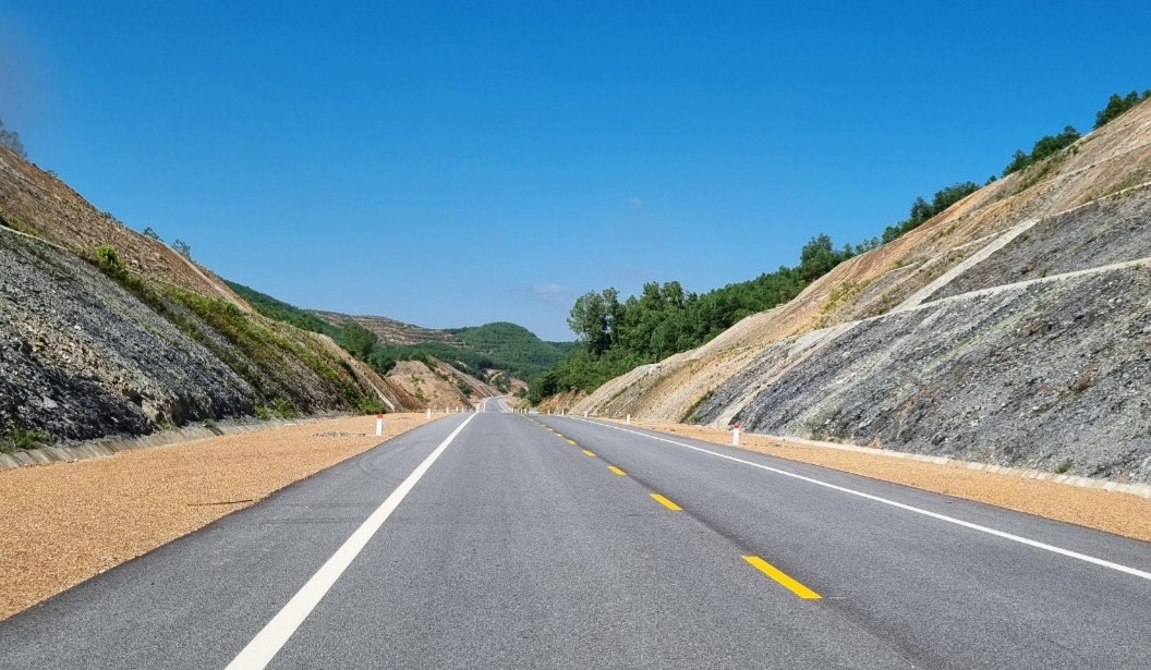 Khanh thanh tuyen duong dai hon 98 km thuoc cao toc Bac - Nam hinh anh