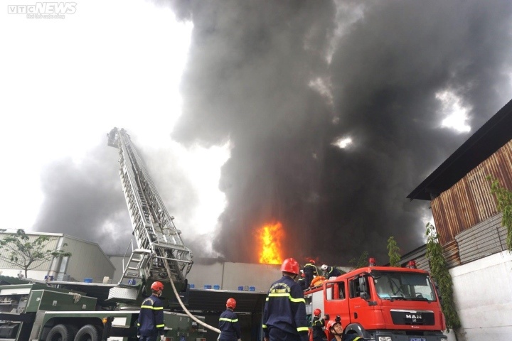 Chay lon trong khu cong nghiep o Da Nang, hon 100 canh sat toi cuu hoa hinh anh