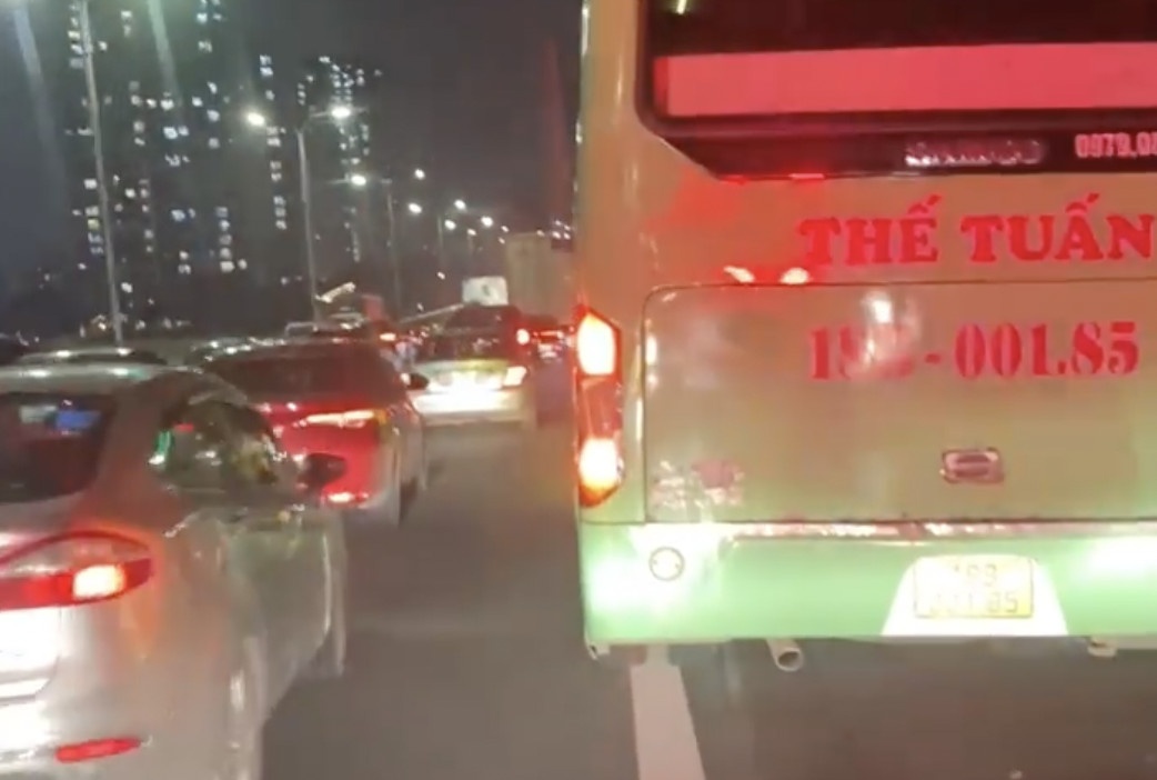 Xe cuu thuong 'bat luc' truoc hang oto o lan khan cap cao toc Phap Van hinh anh