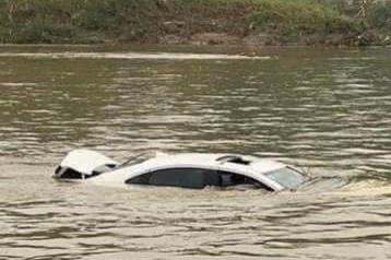 Xe Kia Cerato troi tren song Hong, chua lien he duoc chu hinh anh