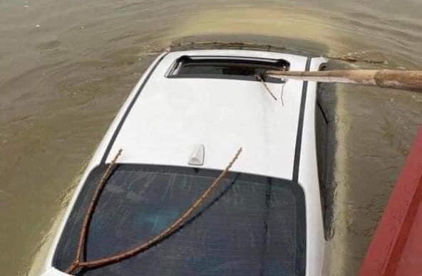 Vu oto Kia Cerato troi song Hong: ‘Chu xe no nan nhieu’ hinh anh