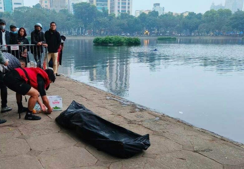 Vot duoc thi the nguoi dan ong duoi ho o Ha Noi hinh anh