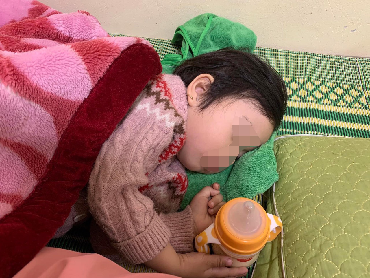 Be gai 3 tuoi duoc giai cuu sau khi roi xuong ong cong hinh anh