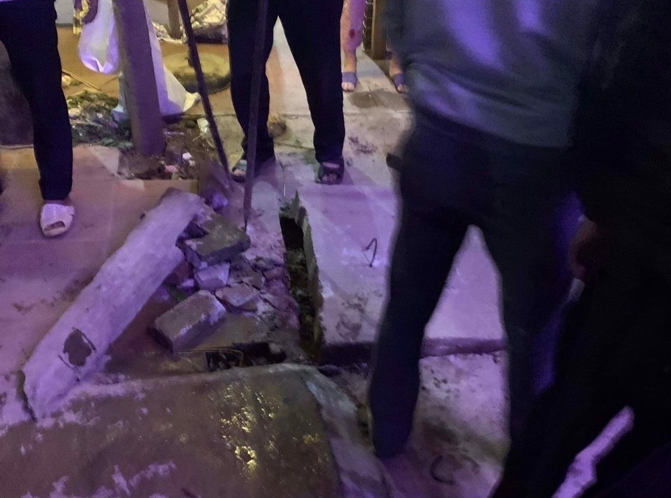 be gai roi xuong cong anh 1