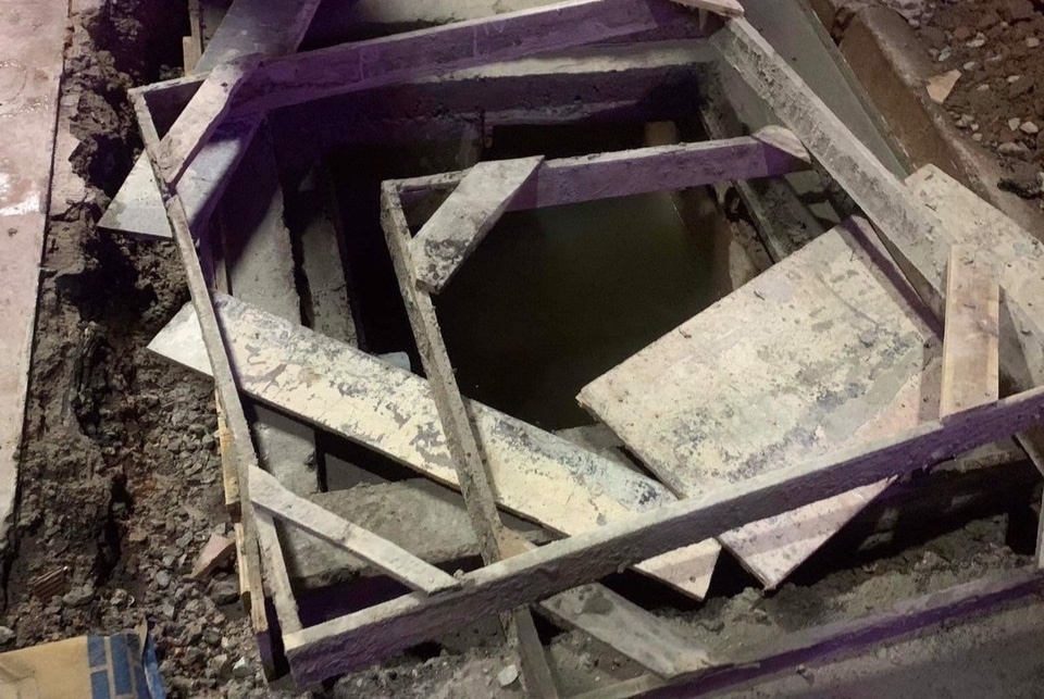 Nguoi cha ke khoanh khac cuu con gai roi vao ong cong hinh anh