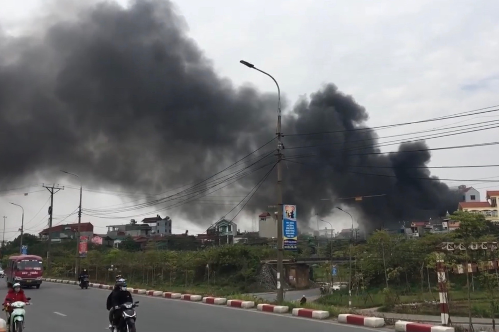 Cua hang kinh doanh bep gas chay ngun ngut o Ha Noi hinh anh