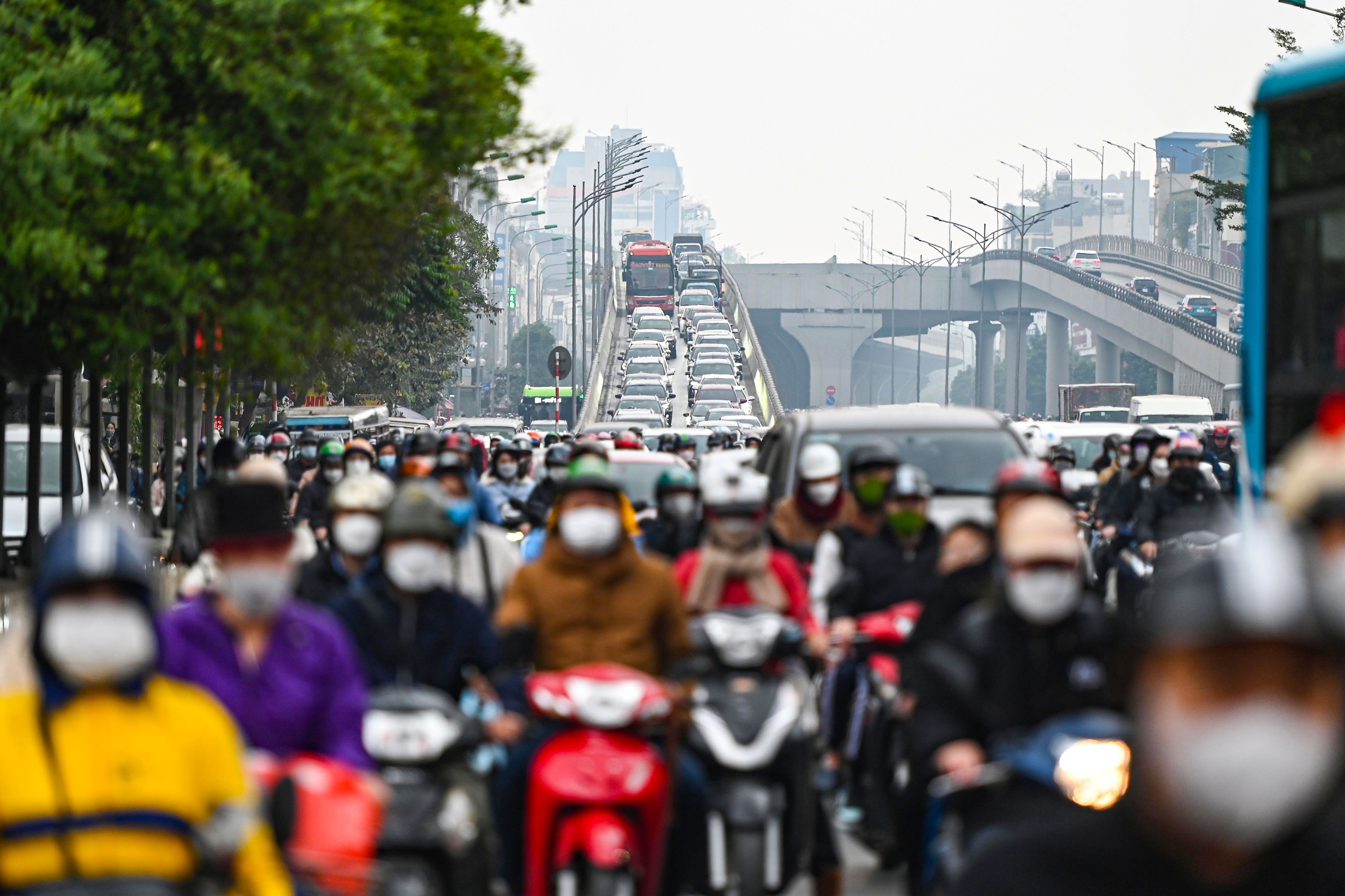 Giao thong hon loan trong ngay dau Nga Tu So duoc phan luong lai hinh anh