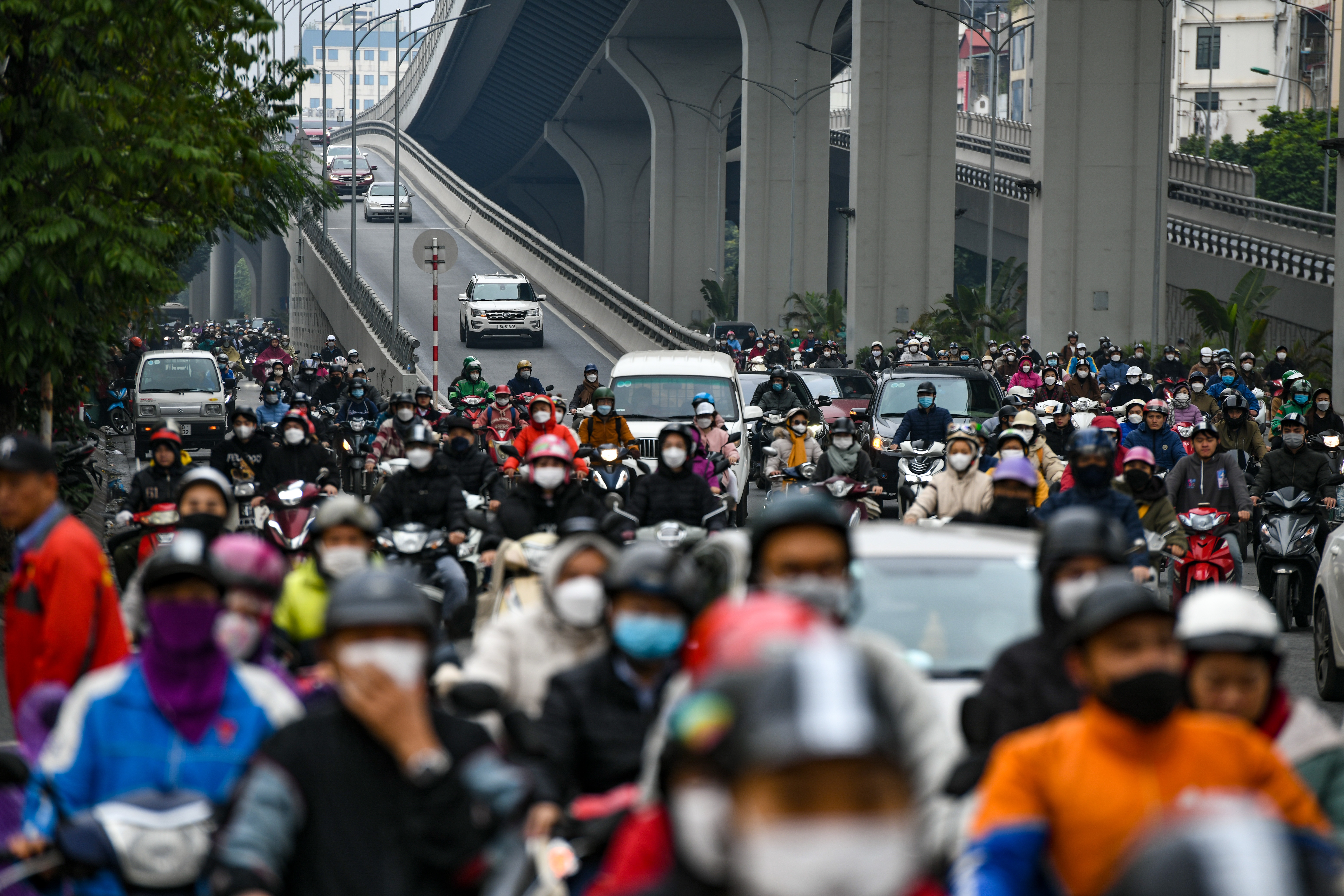 Xe co xep dai hang cho xuong Nga Tu So trong ngay thong xe vanh dai 2 hinh anh