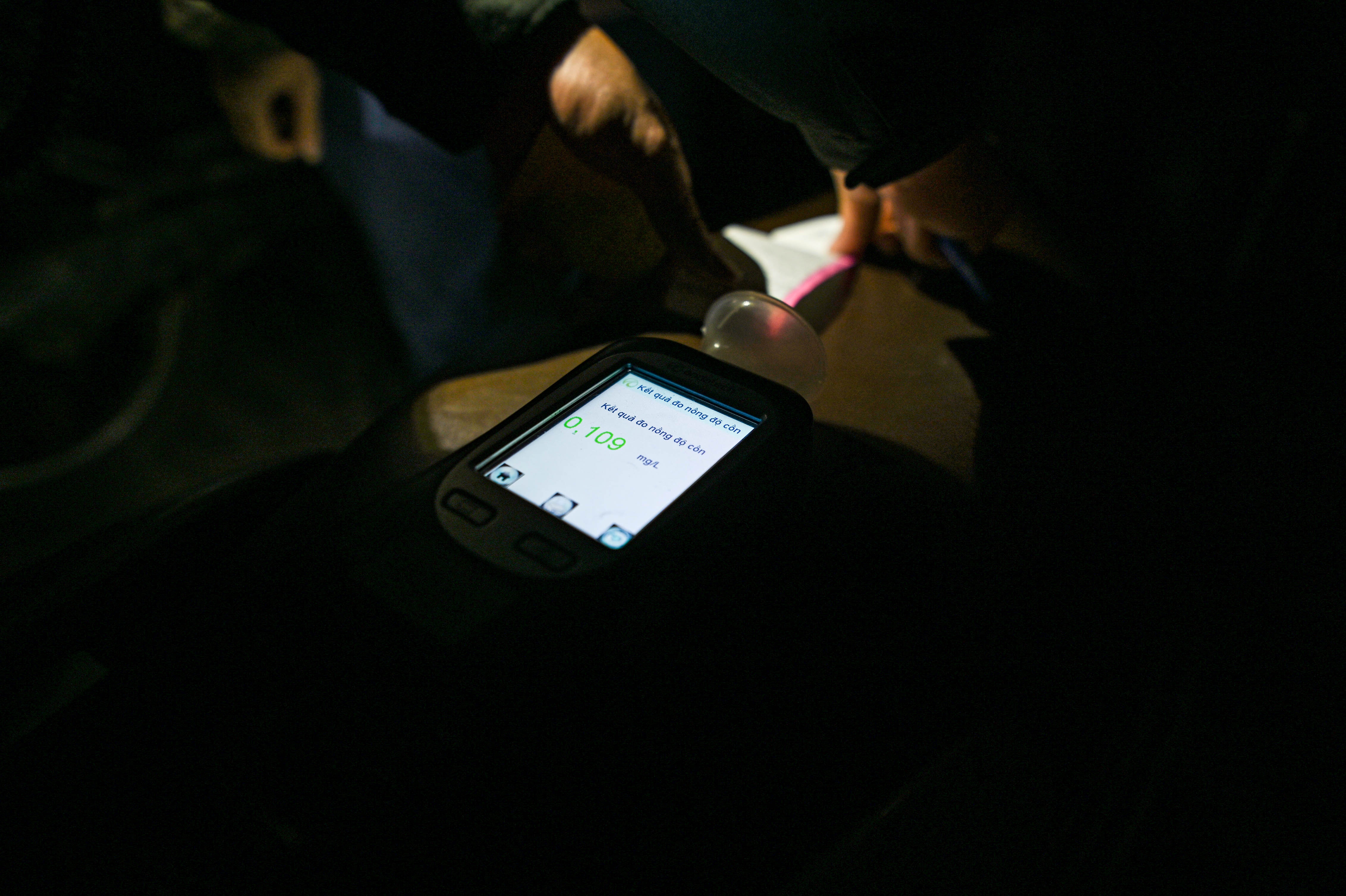 uong ruou lai xe anh 4