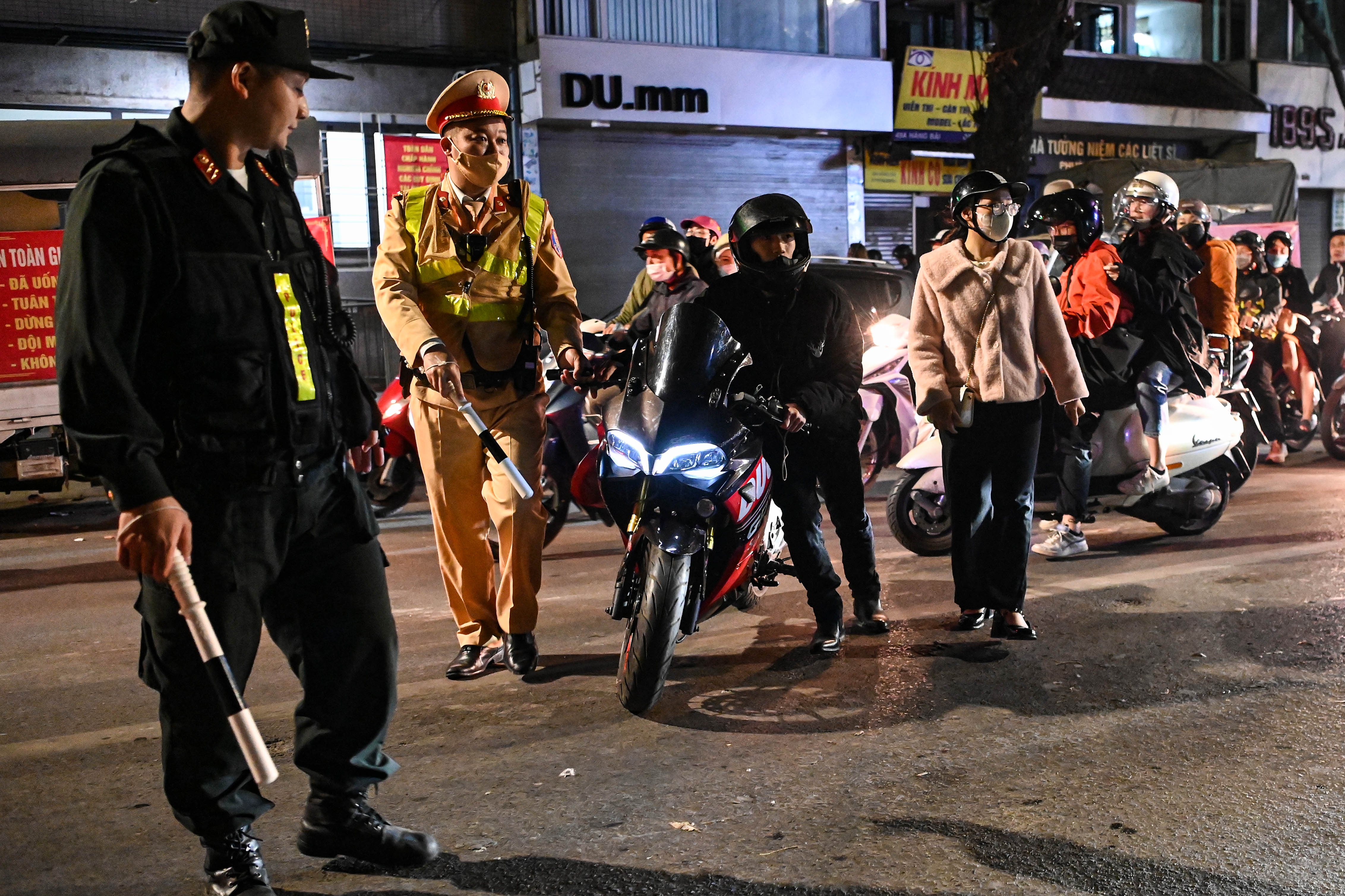 uong ruou lai xe anh 1