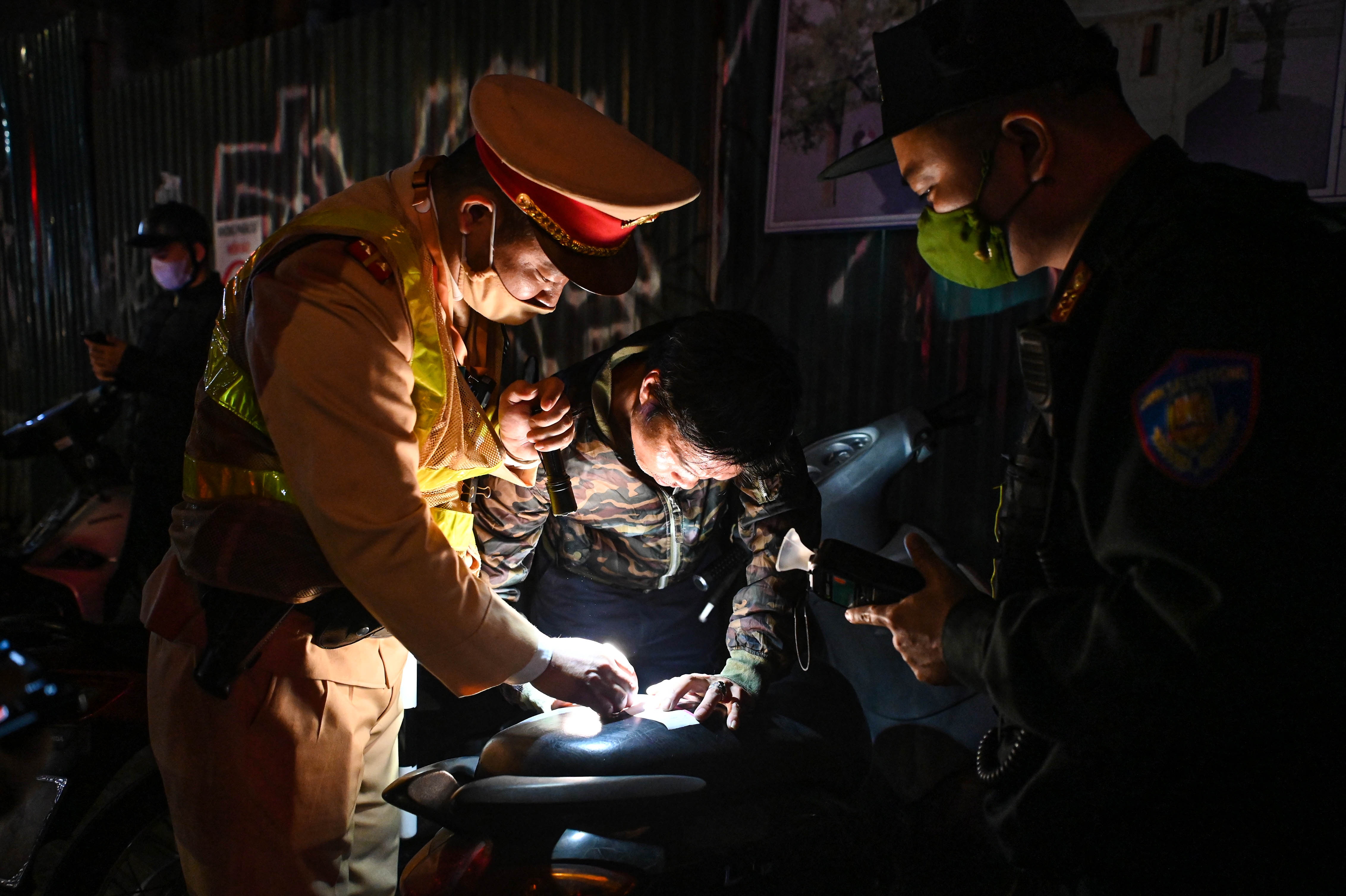 Hon 80.000 tai xe vi pham nong do con trong 2 thang cao diem hinh anh