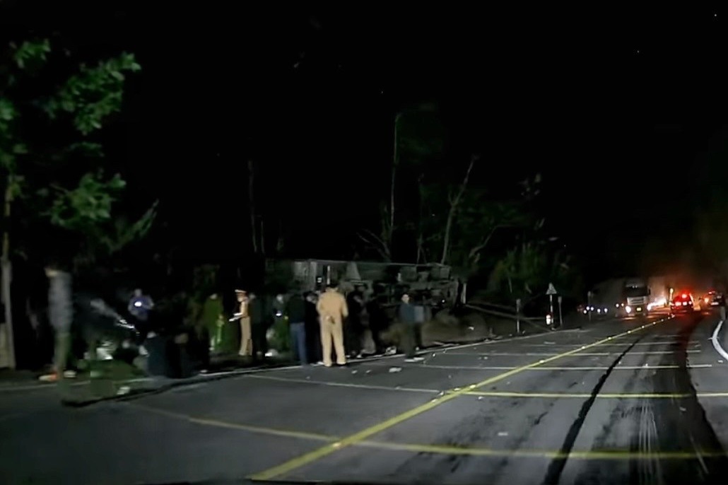 Toyota Vios bien dang sau va cham voi xe tai, 2 nguoi chet hinh anh