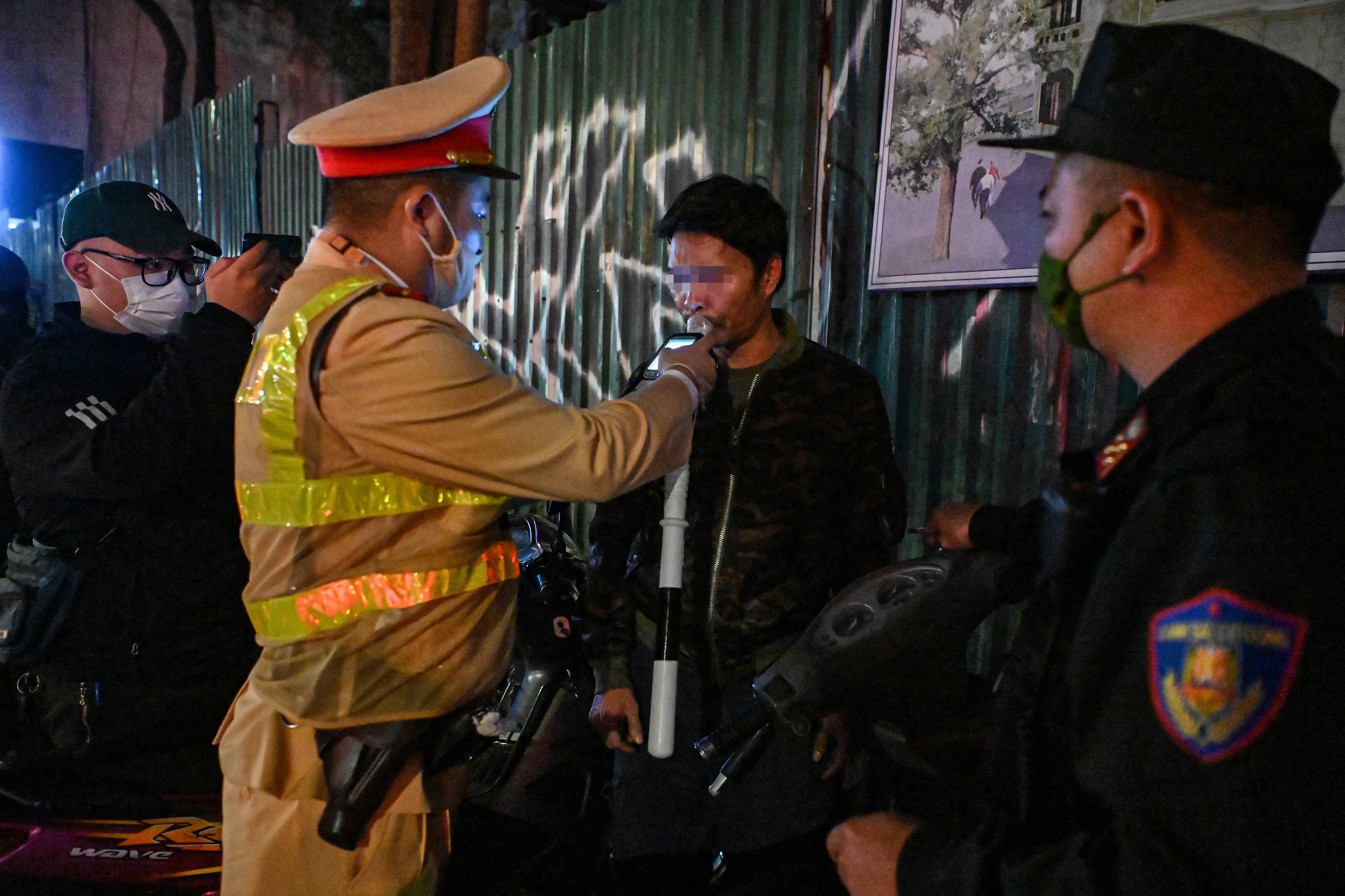 uong ruou lai xe anh 6