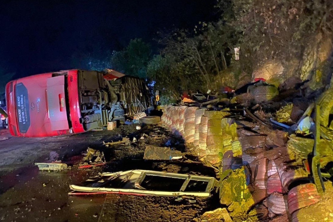 Xe khach lao vao doan cong nhan ve que an Tet, 3 nguoi chet hinh anh