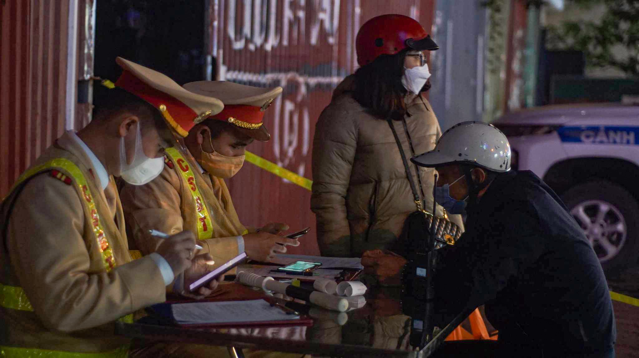 Nong do con gap 1,7 lan muc kich khung, tai xe noi uong ruou tu trua hinh anh