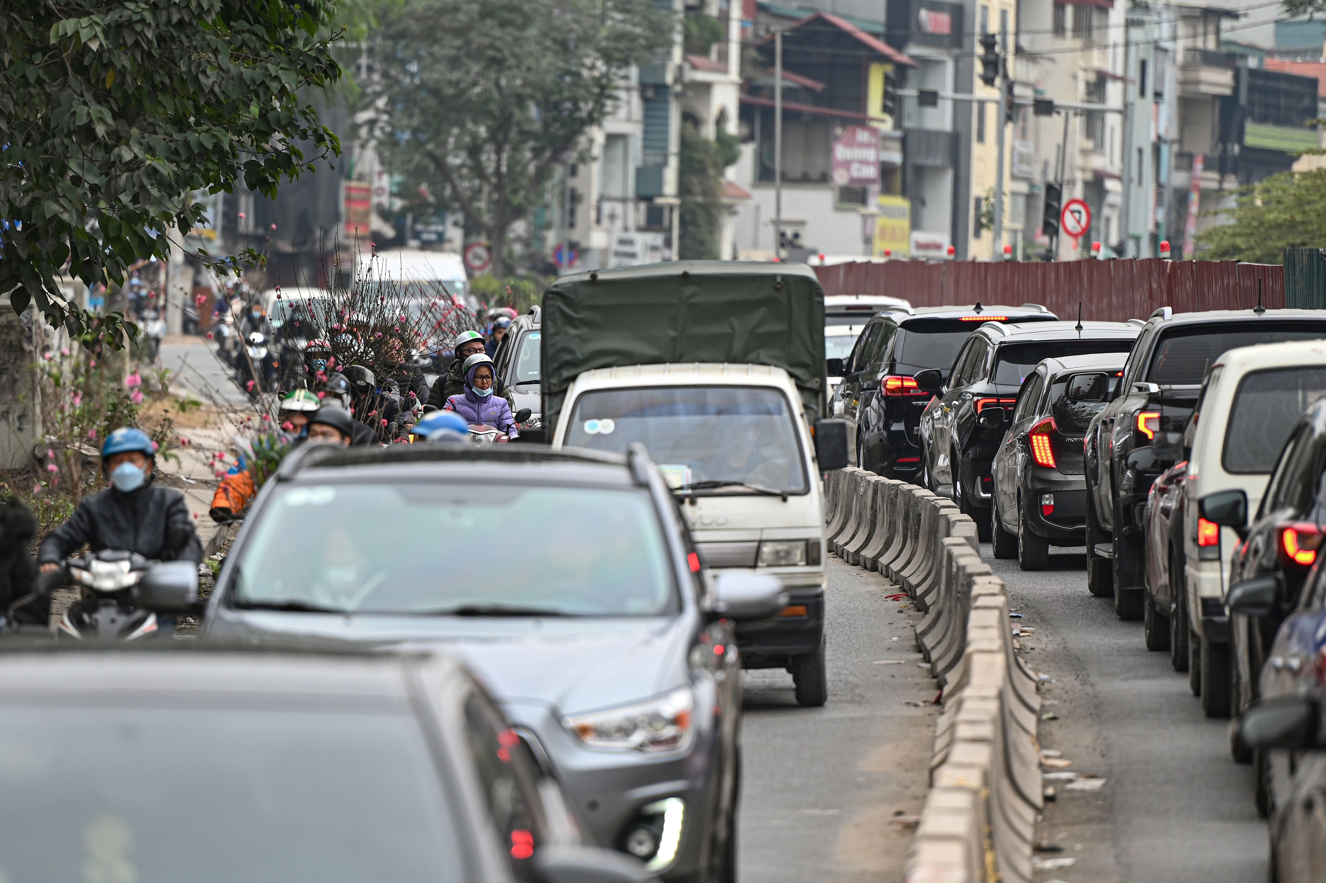 Nguoi dan un un di mua sam, duong dan len cho hoa ket cung hinh anh