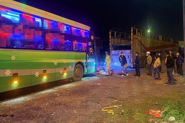 Nhoi 57 nguoi tren xe 46 cho, tai xe va chu xe bi phat 31,5 trieu dong hinh anh