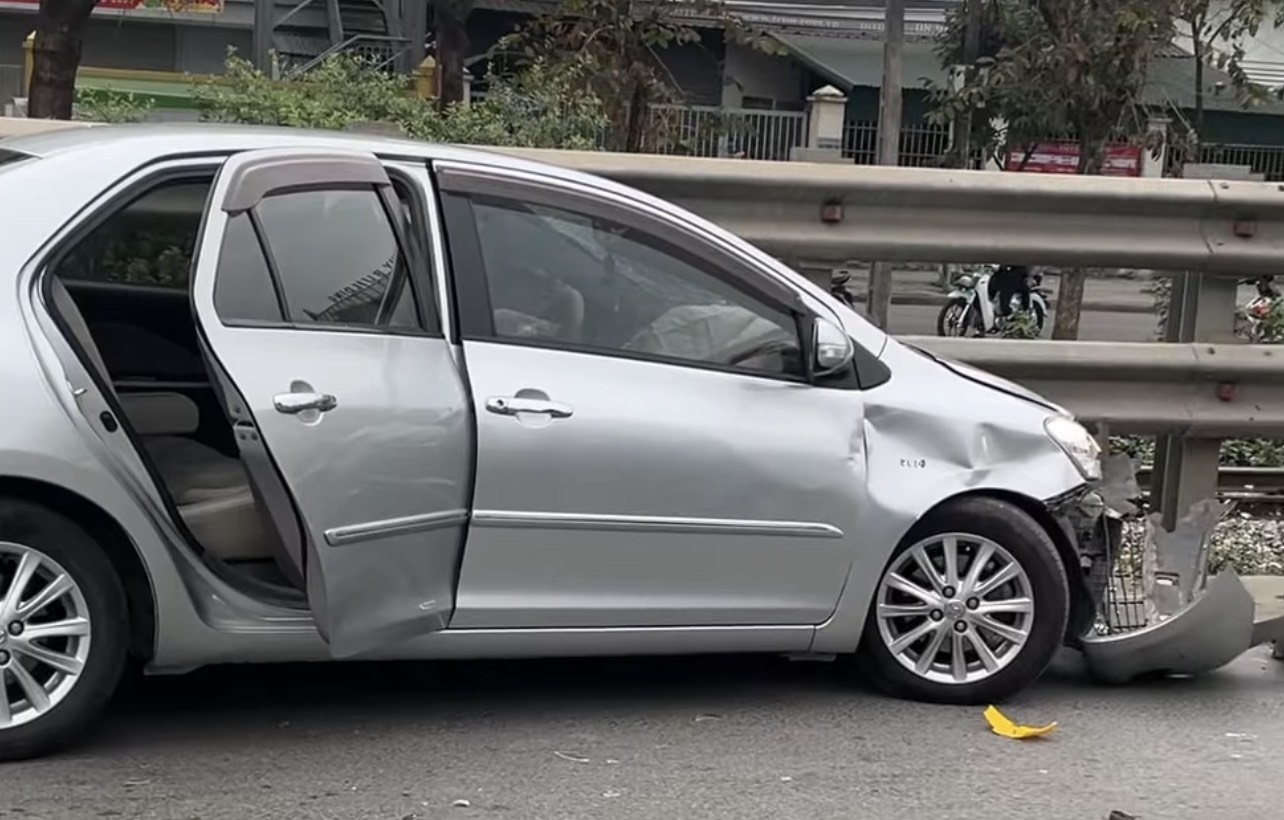 Xe Vios lao sang lan nguoc chieu, hat vang loat nguoi di xe may hinh anh