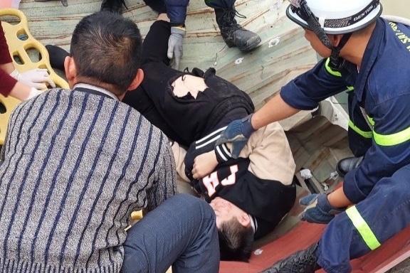 Nam thanh nien roi tu tang 11 chung cu chieu mung 1 Tet hinh anh