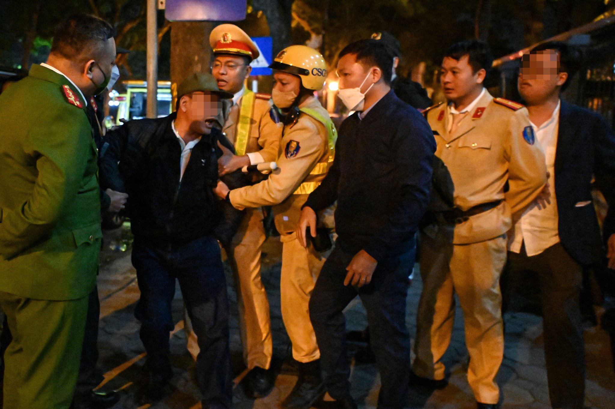 Trieu tap nguoi dan ong chui boi tai chot do nong do con hinh anh