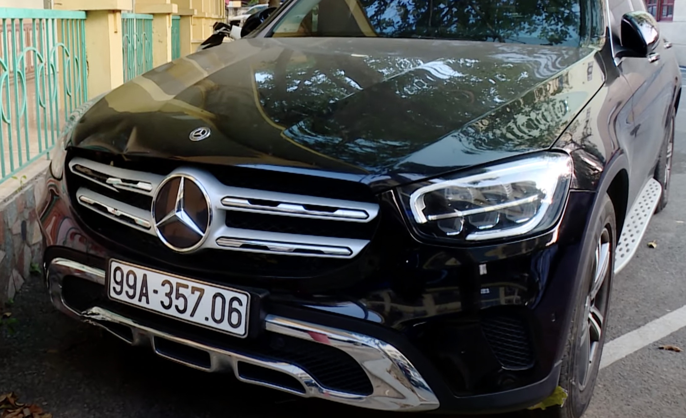Tai xe Mercedes co nong do con, tong chet nguoi roi bo tron hinh anh