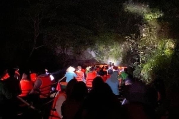 Cong an vao cuoc vu tung tin du khach mac ket o Trang An toi nua dem hinh anh