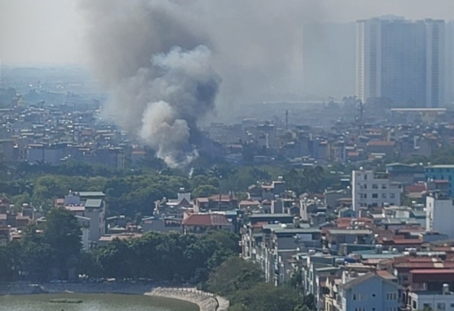 Khu xuong rong hang tram m2 boc chay o Ha Noi hinh anh