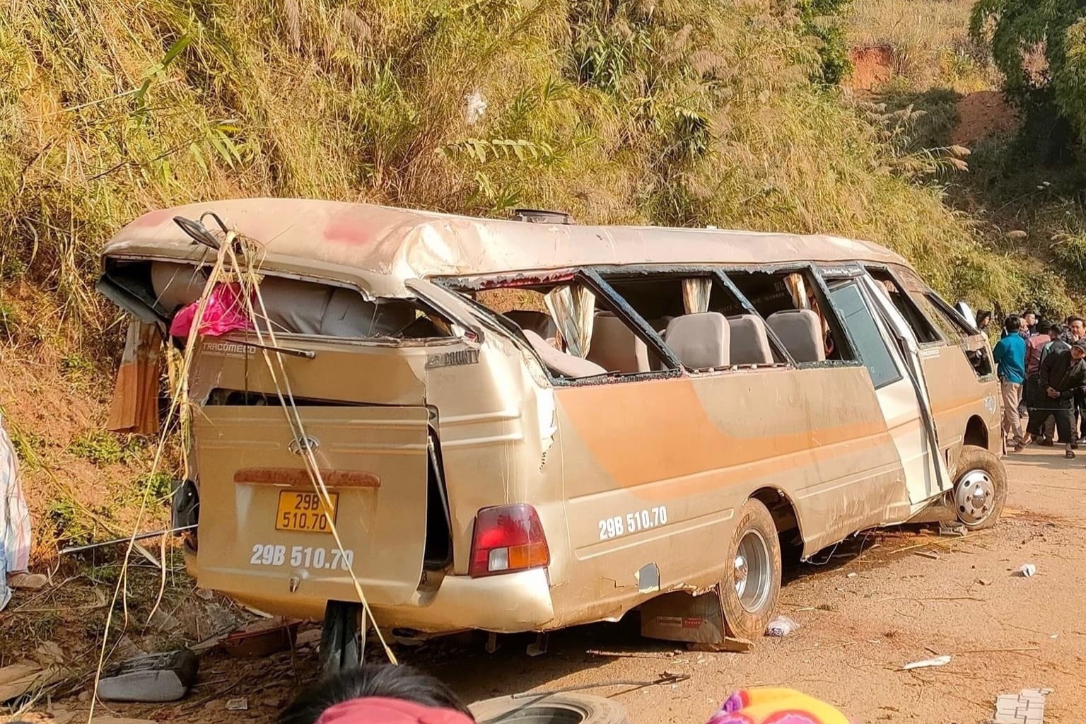 Oto cho 18 nguoi di dam cuoi roi xuong vuc, 3 nan nhan thiet mang hinh anh