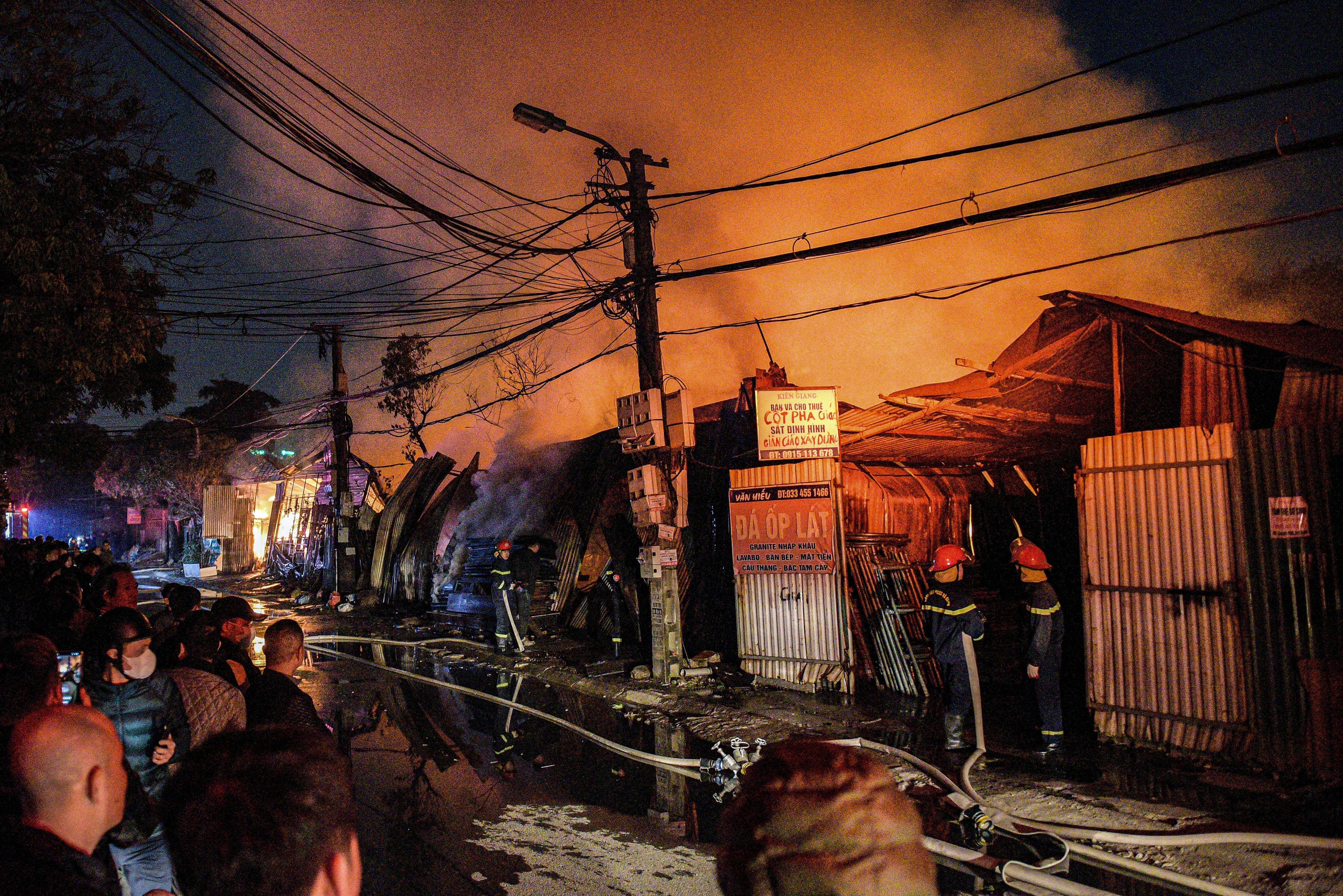 Lua bao trum khu xuong trong nhieu gio o Ha Noi hinh anh