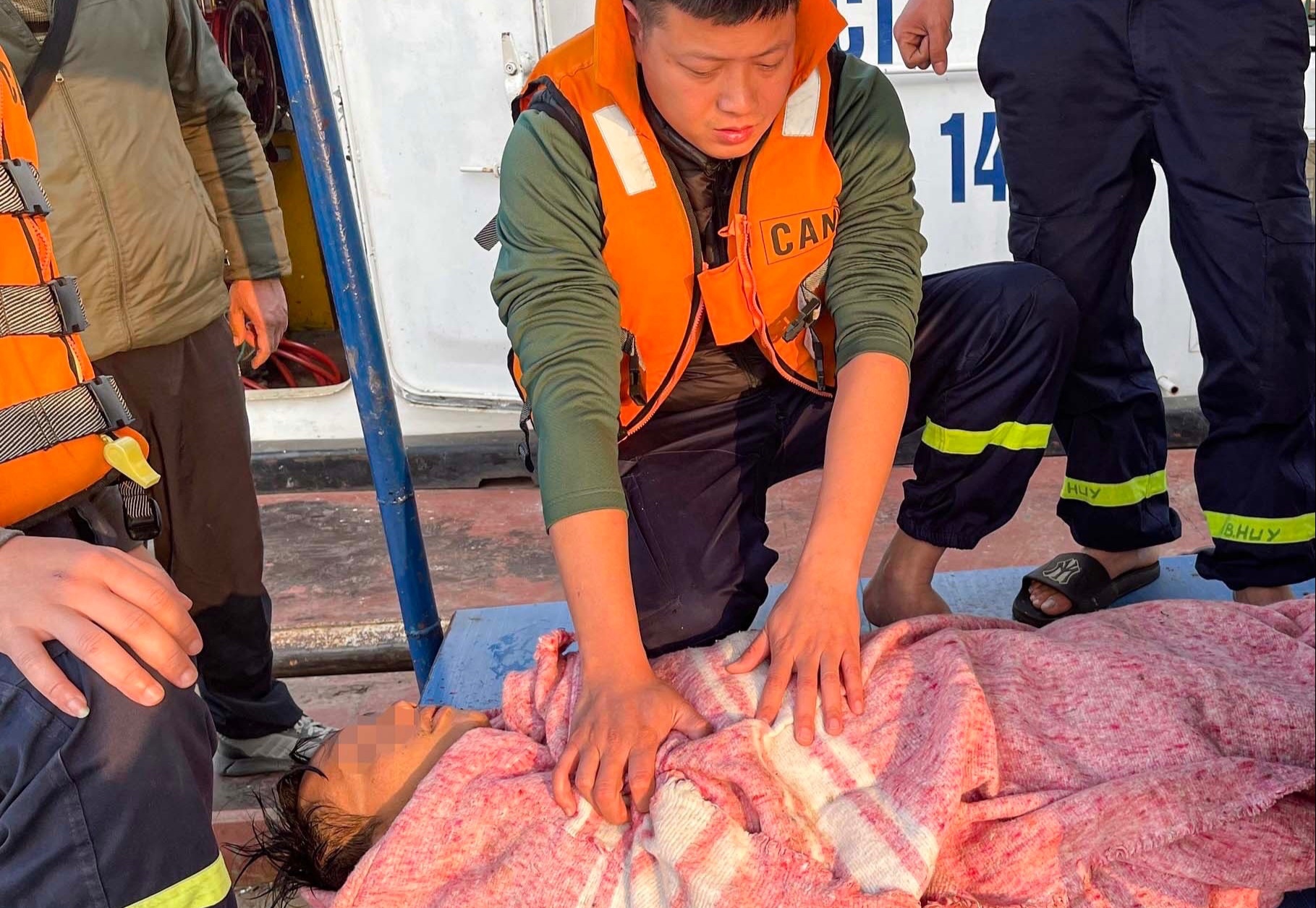 nhay cau long bien anh 1