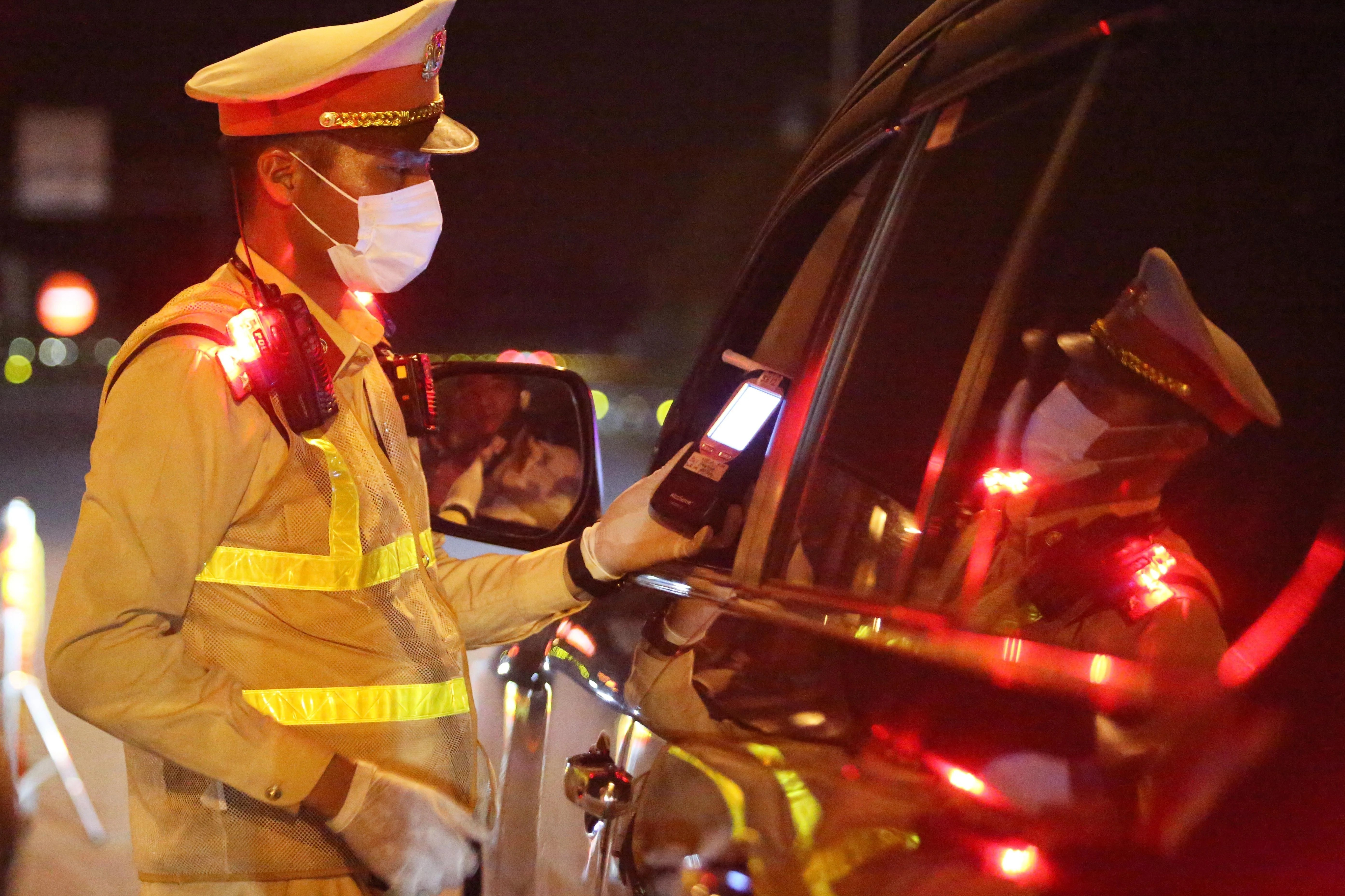 CSGT noi ve lo ngai an trai cay, uong thuoc bi xu phat nong do con hinh anh