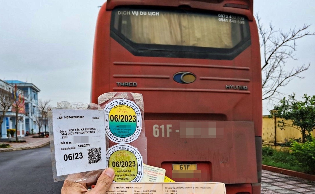 Tai xe su dung tem va so kiem dinh gia cho oto het han dang kiem hinh anh