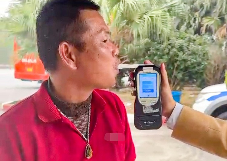 Nong do con kich khung, tai xe xe khach cho 12 nguoi tren cao toc hinh anh