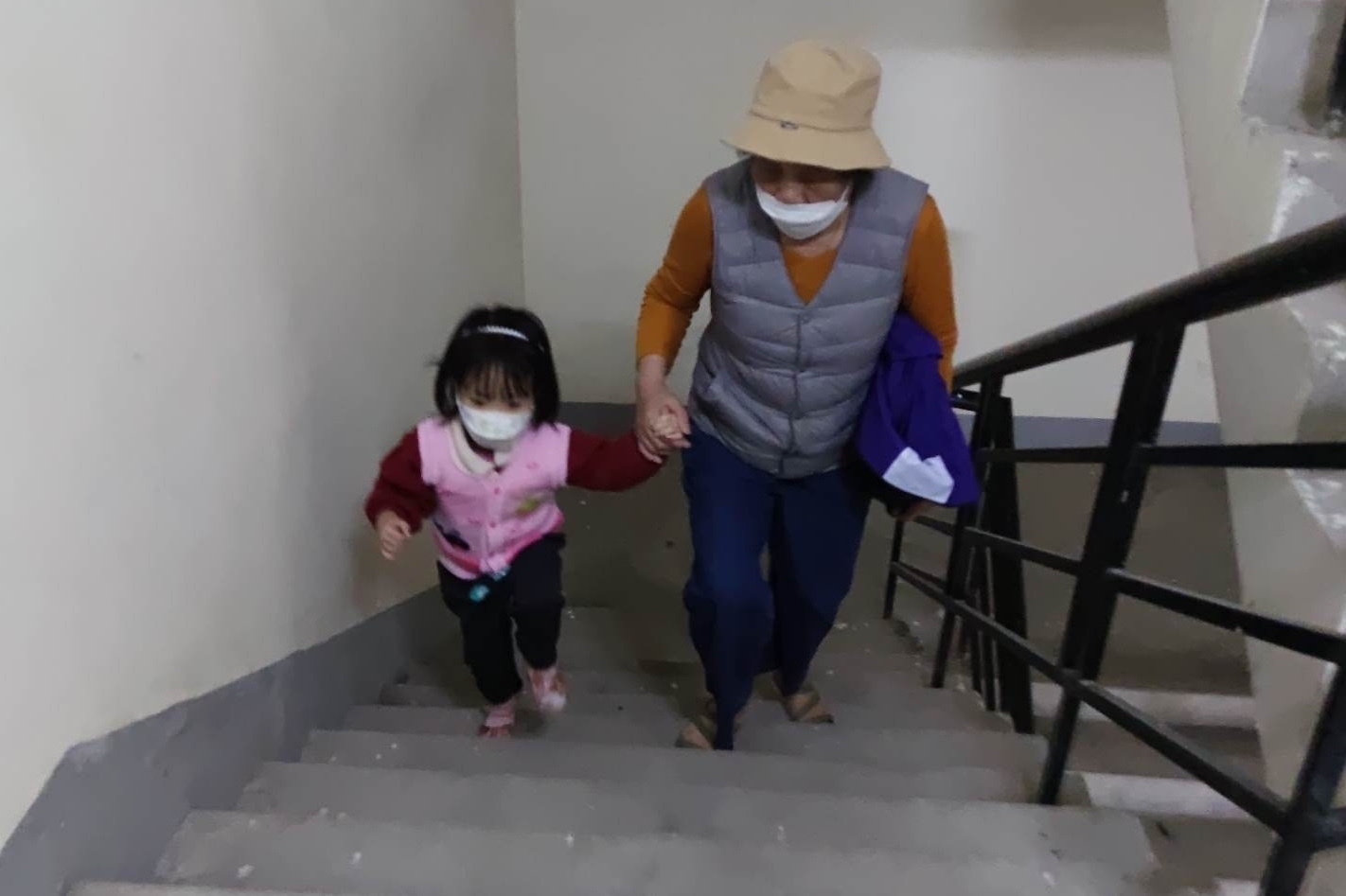 Cu dan HH3C Linh Dam phai leo bo hang chuc tang vi thang may hong hinh anh