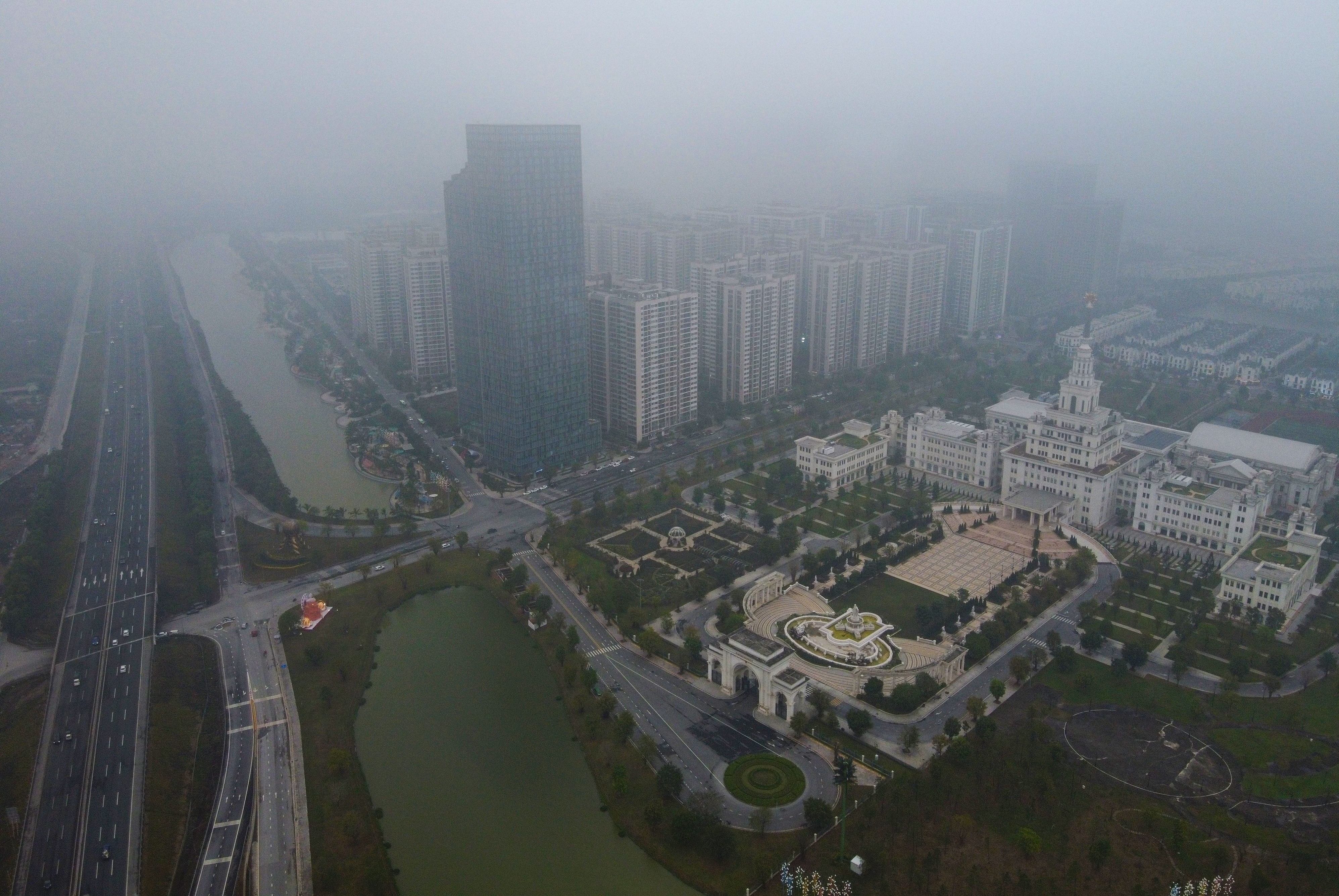 Cao oc Ha Noi bien mat trong lop suong day dac hinh anh