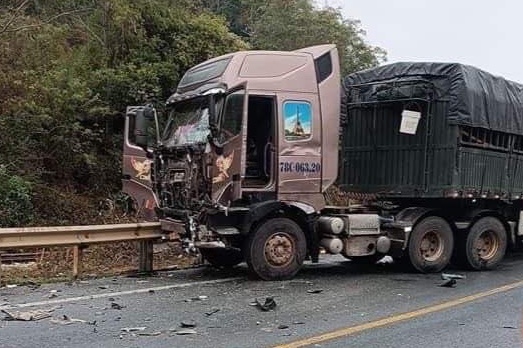 Them 1 nan nhan tu vong trong vu xe khach va oto tai tong truc dien hinh anh