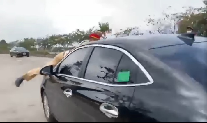 Tai xe oto hat CSGT len nap capo roi bo chay, gay tai nan hinh anh
